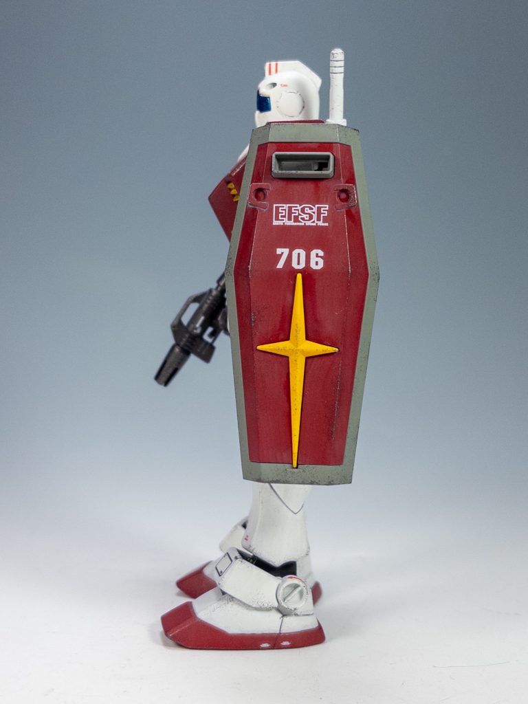 逆から。706にEFSFを追加してオシャレに(笑)シールドの縁が本体色と違うのは、永遠の謎です。