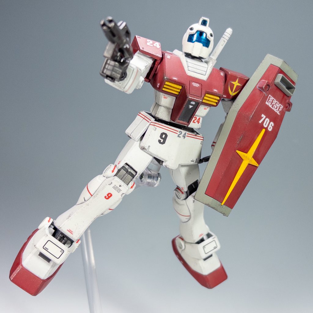 ここからはアクション!股にピンバイスで3mm穴を開けたので、アクションベース対応です。今のキットと比べると全然動きませんが、それなりにポーズはできますね。