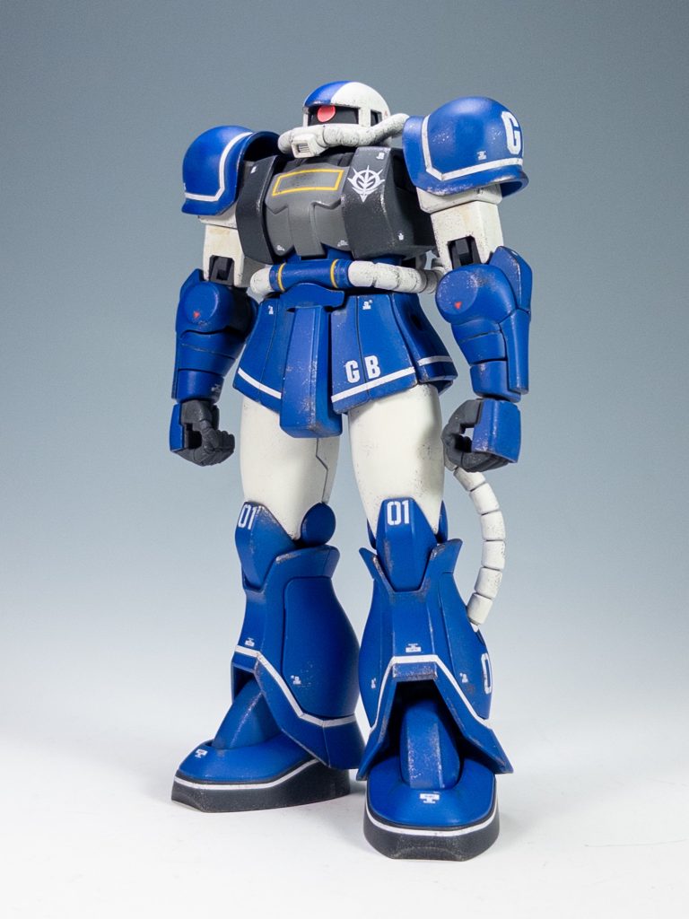 フロントビューです。設定画を意識したガワラ立ちにて(笑)塗り分けは水性ホビーカラー、白いラインはハセガワのホワイトフィニッシュを使用しています。デカールは設定画プラスアルファな感じで、主にオリジン汎用やガンダムデカールDXを使っています。ローマ字のGBは、スジボリ堂のロボデカールです。