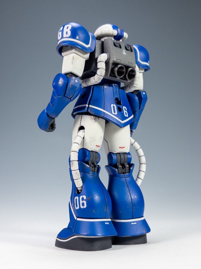 リアビューです。ウェザリングは、ウェザリングカラーのマルチグレーでウォッシング後、水性ホビーカラーの焼鉄色でスポンジチッピングです。最初はウェザリングする気は無かったんですが、組んだ時に塗装が剥げてしまったので(汗)せっかちなので乾く前にやっちまいました。。。