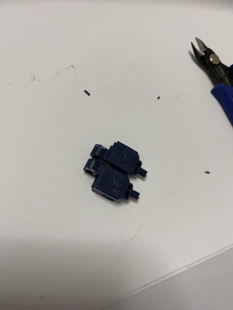 断面はこんなかんじ、白っぽくなってるとこが断面、白と白の間の黒い部分が角ばっていますが、これが、クリックのようになり、保持力を高めています。