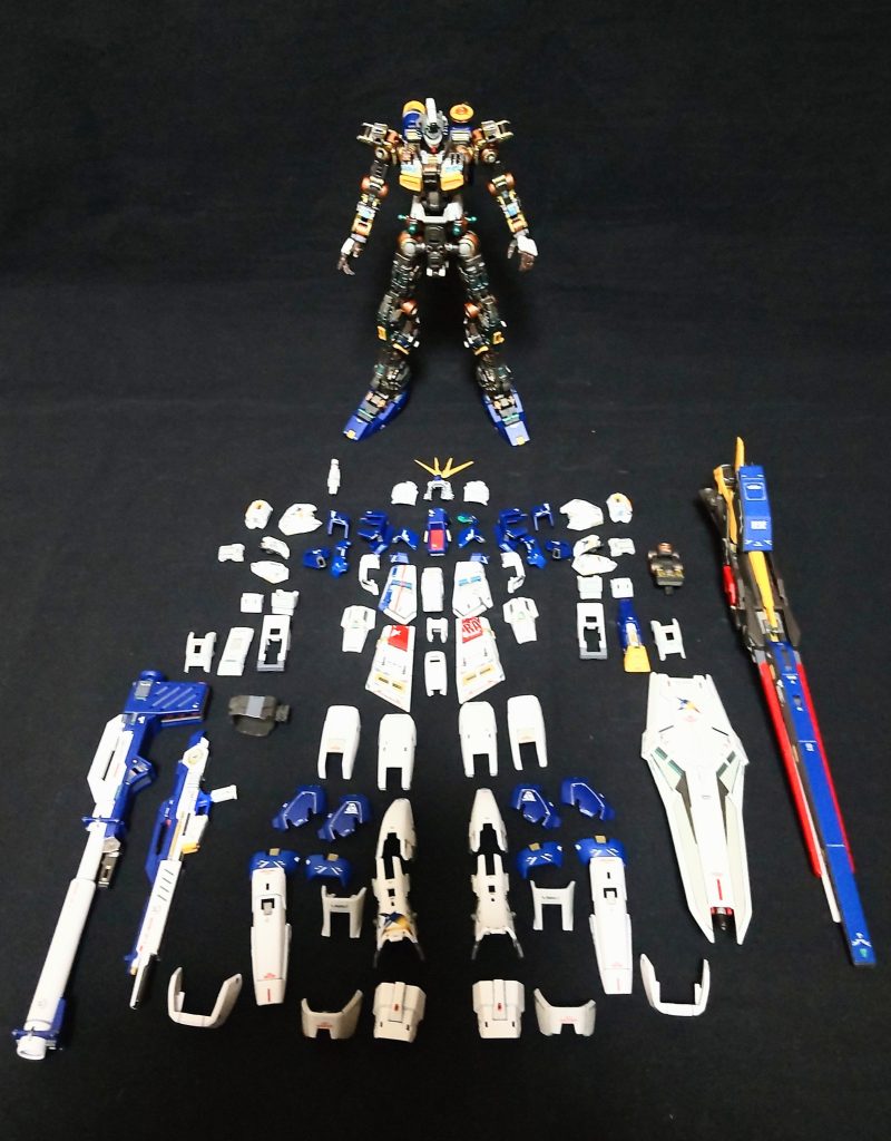 最後は装甲を並べて撮影、1/144サイズでこのパーツ分割、RGと言われるだけのディテールの内部フレームに装甲の分割、リアルです。発表されたPGUのνガンダムはもっと凄いんでしょうね🤔。最後まで見て頂きありがとうございました。