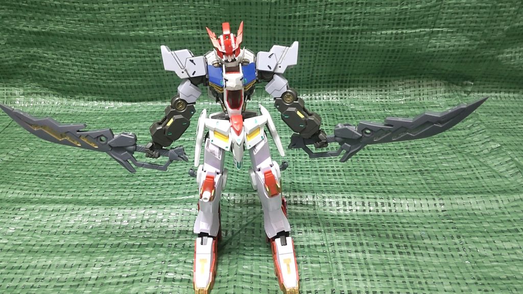 双剣を使用する時はトンファーが壊れた時か、最初から持って時でしょうね。このポーズしながら当時は、MAの接近を待ってカウンターしてたと思います。