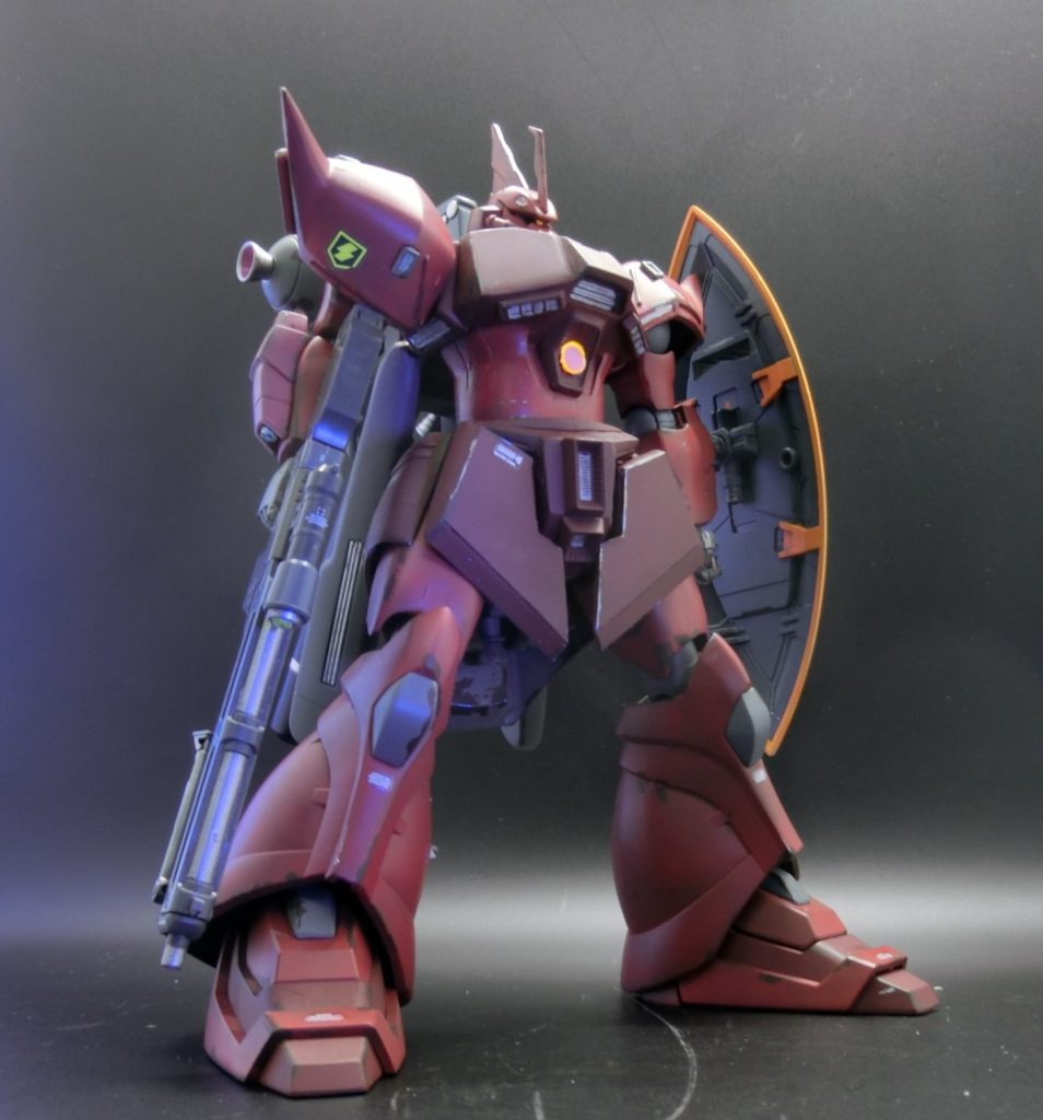 ゲルググの盾を持たせることにより武装も強化