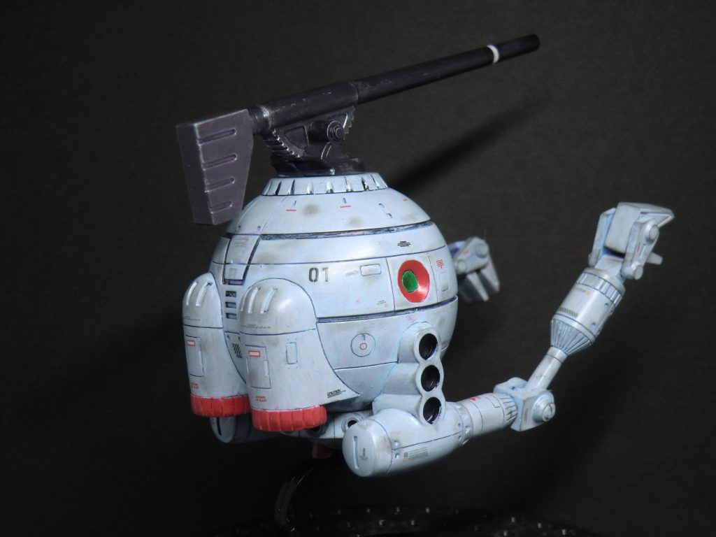 全体塗装にデカールを貼って軽くスス汚れのウェザリング。アームもスジ彫りを追加。可動がスカスカなので、軸にボンドを流して固くしています。