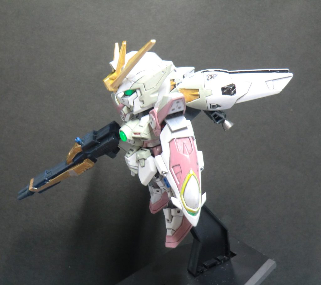キットの素のままだとウイングを水平近くまで傾けられないどころかろくに動かせないので、どうしてもポーズが固くなります。可動追加したのでこの通り。