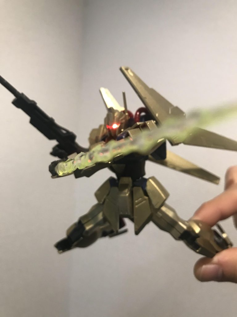 モノアイみたいなショットサーベルは机にあったマーカーで塗りました。