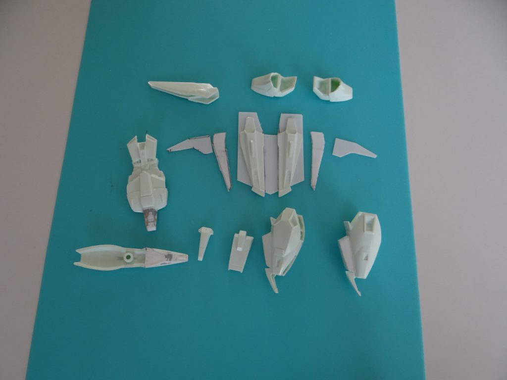 こんな感じで切ったり貼ったりしながら無理やり変形させていきます。