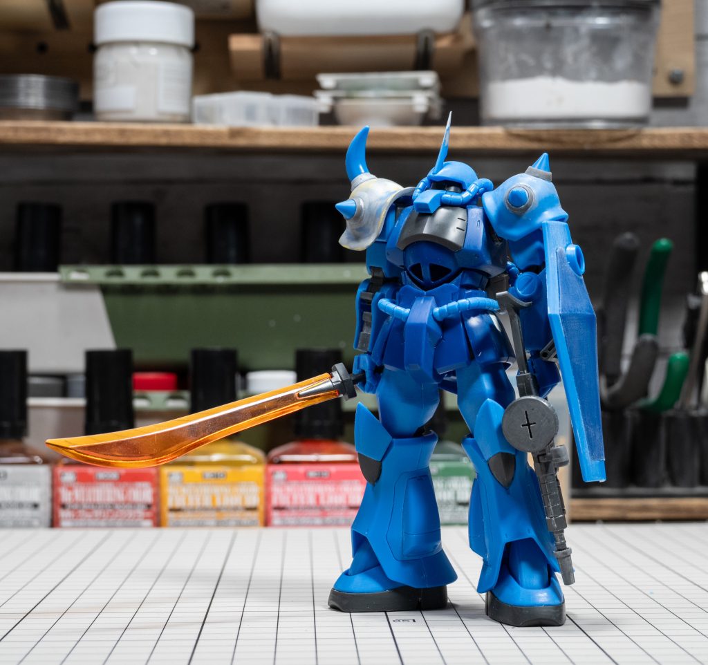 改修中の写真。ショルダーアーマーはどちらもグフのものをスパイクを切り落として植え替え。短いスパイクが１本足りないので、ザク側背面はディテールアップパーツで埋めました。左右で違うショルダーアーマーが装着されていることを強調するため、グフ側のアーマーをエポパテでサイズを大きくしています。