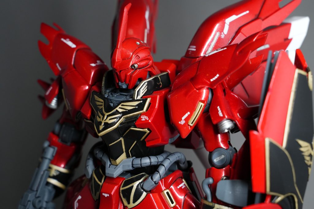 用意したのはタミヤのピュアーメタリックレッド。何やらこれがタミヤさんがマツダ車のソウルレッドに使ってねと販売されたものらしいと聞いて。でかいダンボール箱を塗装ブース代わりに、トイレで換気扇ガンガン回して塗装スタート！