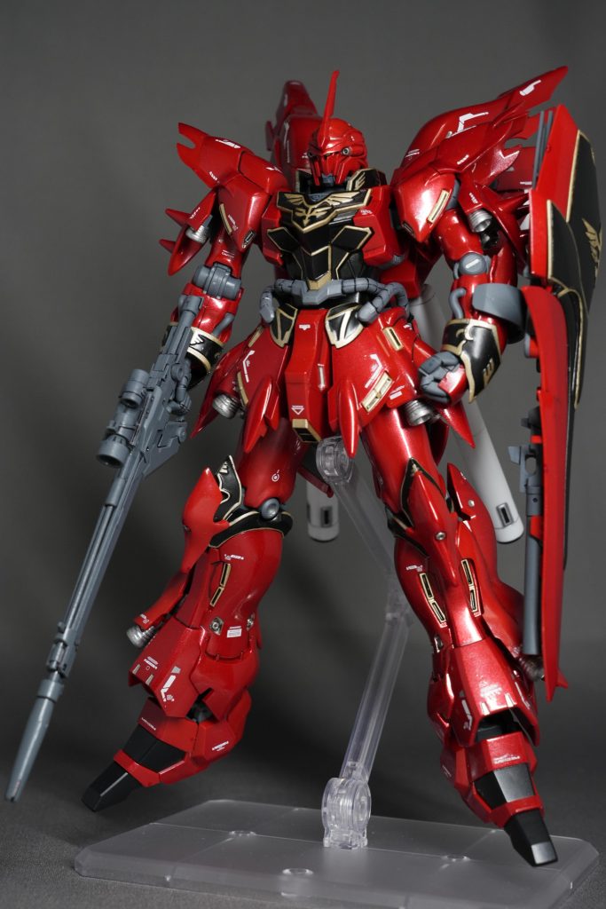 制作テーマは前にアップした『HG バルギル』の時に語った「理想の紅」。結局「赤いMSにマツダのソウルレッドみたいな色が塗れたら最高だろうなー」という思いが塗装をはじめたキッカケでした。