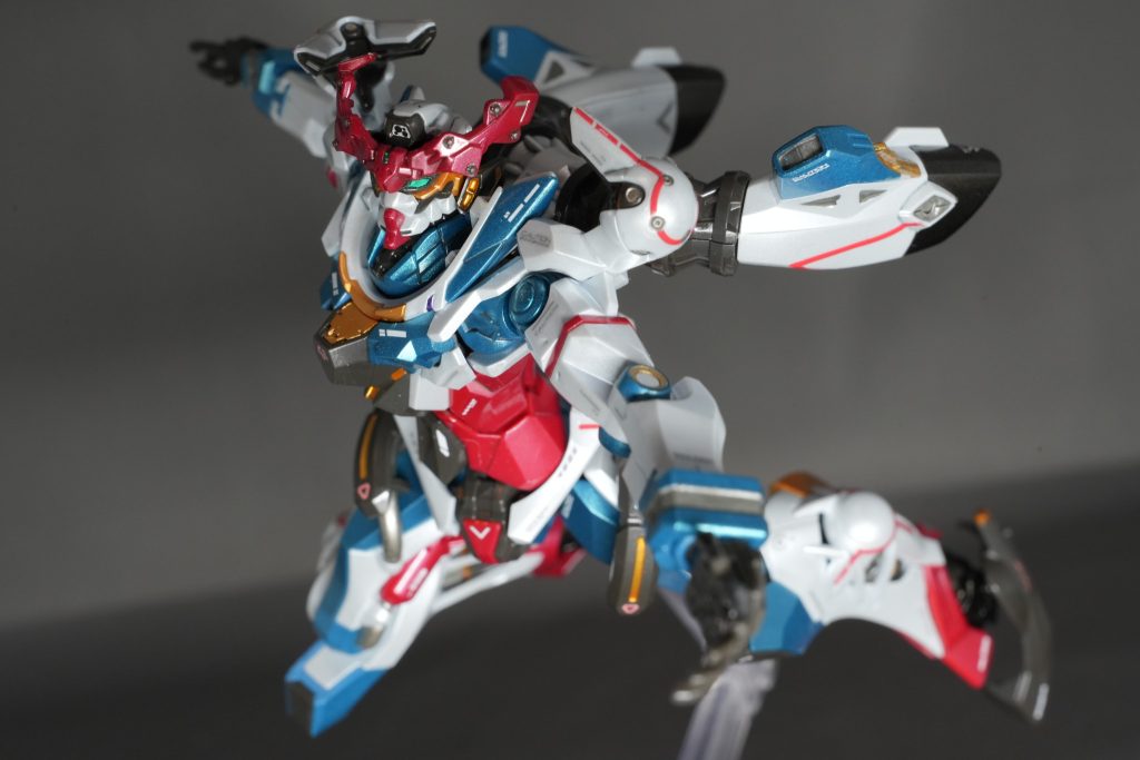 塗装はブルー：クレオス 青竹色 レッド：クレオス トランザムレッドパールイエロー：ガイア スターブライトゴールドホワイト：ガイア シルバーパール全て成型色に直接吹き付け。特に青竹色の色味がよく映えててお気に入り！