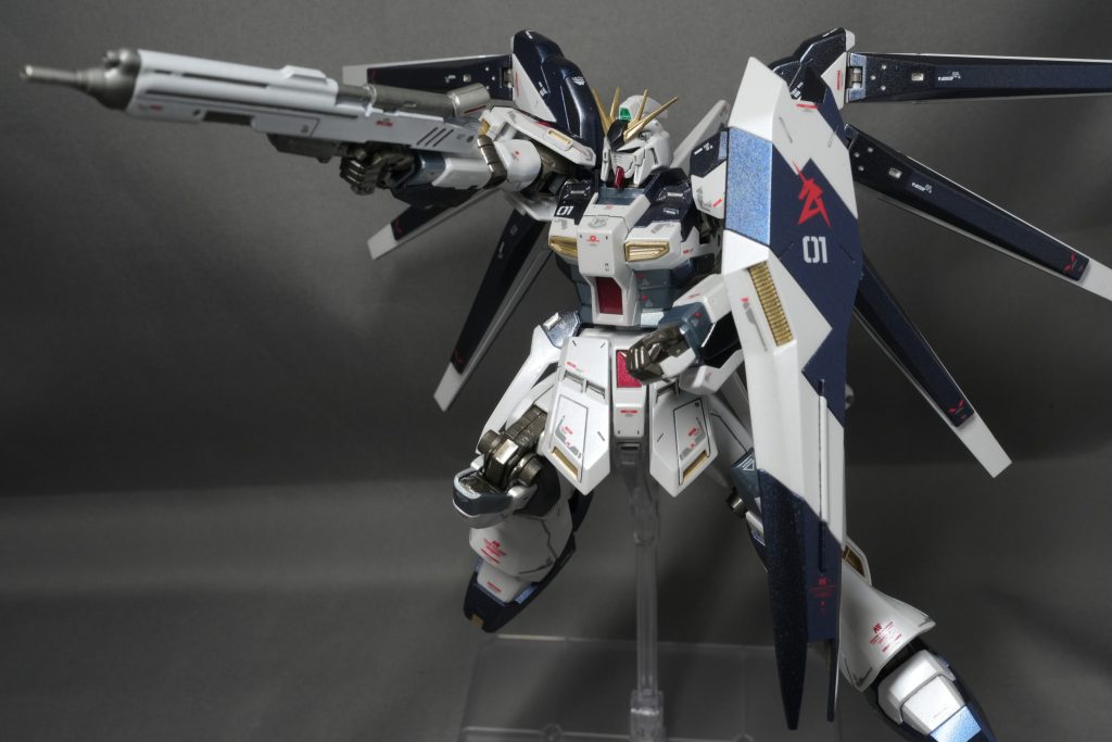 ニューガンダムのカラーリングは黒白の印象がありましたが、厳密には黒に近い濃紺色。