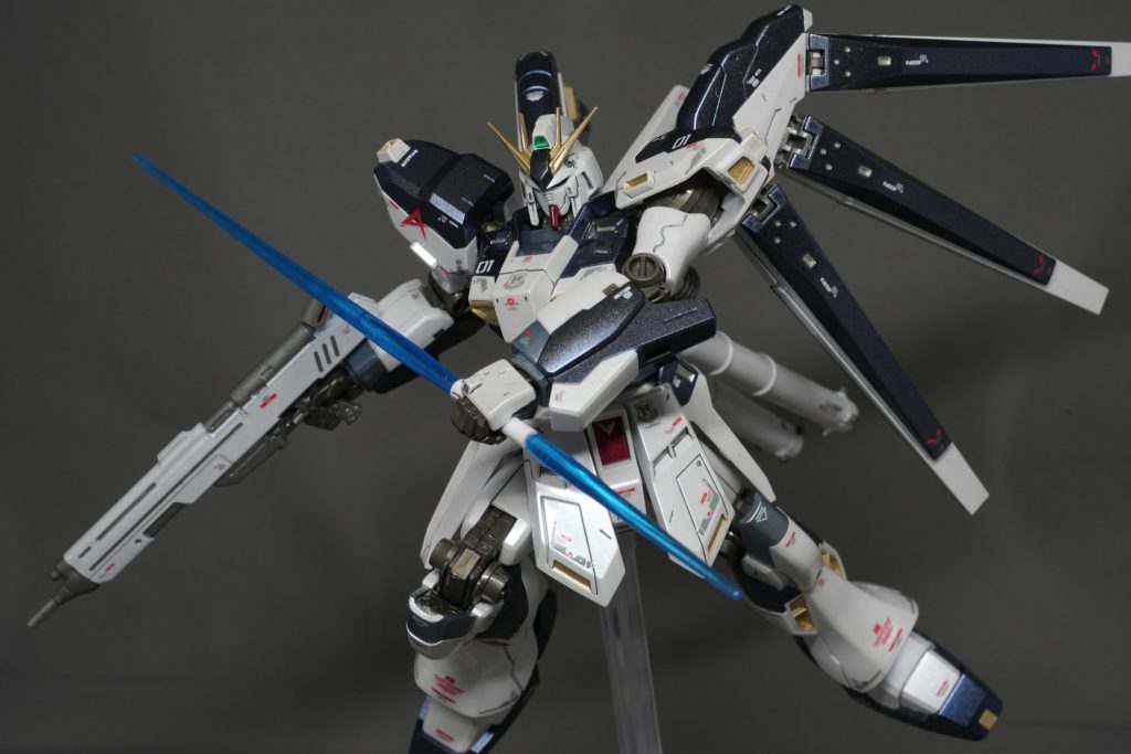 一度メタルブラックに塗った後、クレオスサファイアブルー（ブルーパール塗料）を薄く1回重ねて青みを足してみました。  