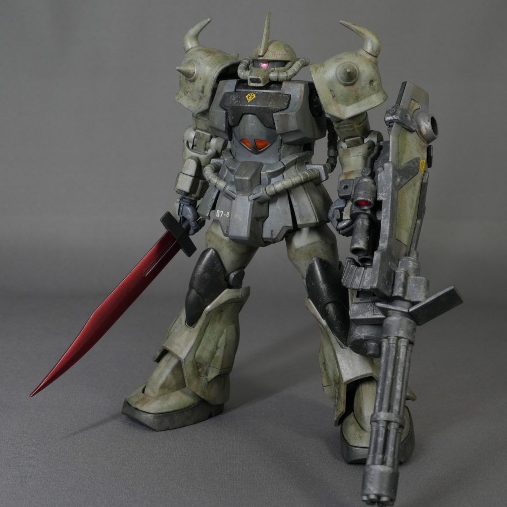 ・・・実は本作は失敗作なんです（笑）ホントはこの前のゾックと同じようにマスキングテープを使ったスプリッター迷彩にするつもりで塗装を進めました。が！選んだグレー２色が思った以上に同じ色で凄く中途半端な迷彩に・・・ 