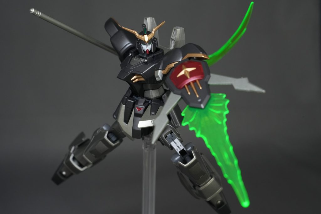 新しく買ったクレオスのリッチゴールドも王道のいいゴールド！グラファイトブラックと見事なコントラストになったと思います。