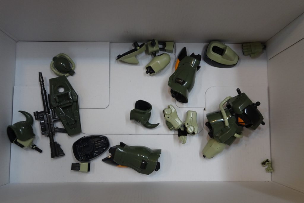 制作工程というより、完成後に3歳息子の昆虫バトルに巻き込まれ、何度もバラバラになったグフさん・・・無念だ。これからしばらく、7歳娘とSD系のガンプラを作ります。