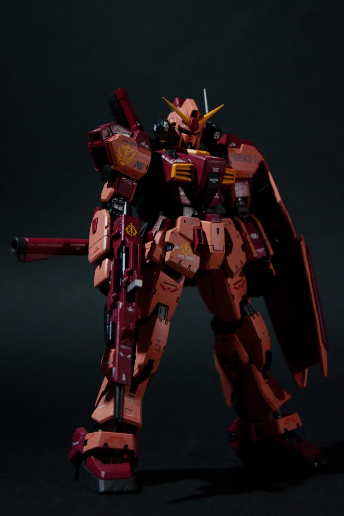 まずは全体像から。腰部2mm、首2mmを延長しています。それに合わせて、胴周りのデザインを一部変更。特にコックピットハッチは色々と加工しています(製作の様子は後述)。