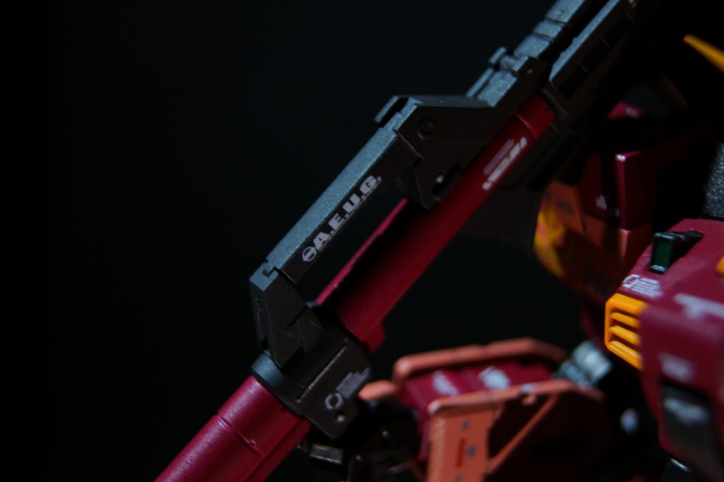 デカール位置のこだわりはこちらにも。バズーカ等の一部箇所には、エゥーゴのロゴを入れてあります。機体色のみを塗装し、フレーム等の部分は変更を加えなかった、という設定の元、若干連邦味のあるデカールも使用しています。本当のことを言うと正しくはティターンズロゴだとは思うのですが、無かったので大目に見てください...。