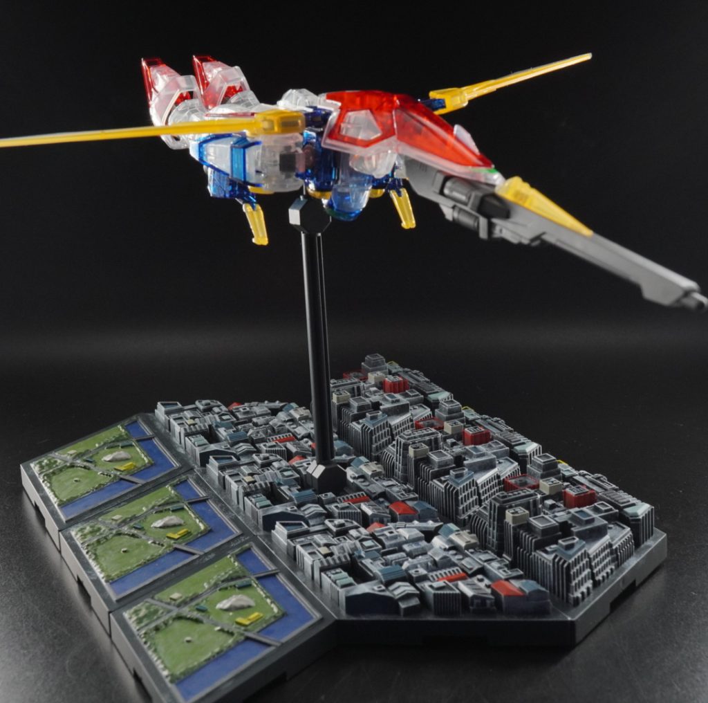 カスタマイズシーンベース、情景バージョンを使用。全塗装して、エナメルでチマチマ筆塗りです。飛行してるイメージです。このカスタマイズシーンベースが、ウイングガンダムより、手間がかかってます(^_^;)