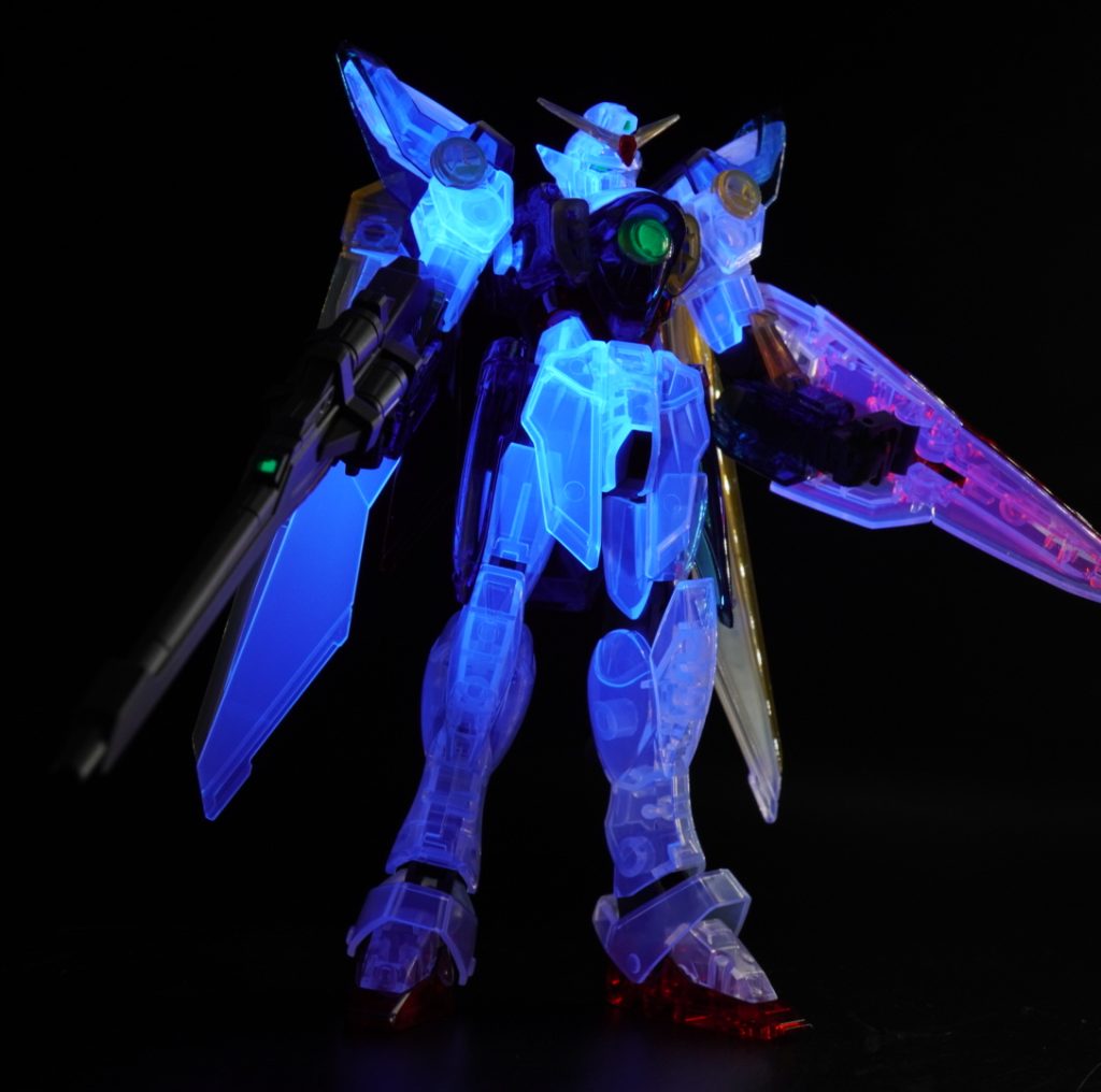 透明クリアーパーツは、ブラックライトで発光します。