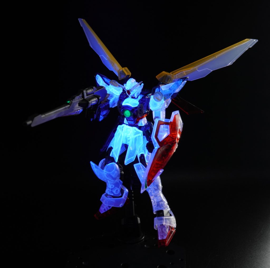 ツインアイやセンサー部も、蛍光グリーンで発光します。透明クリアーパーツの発光が強すぎて、せっかくの蛍光グリーンが目立ちません(^_^;)