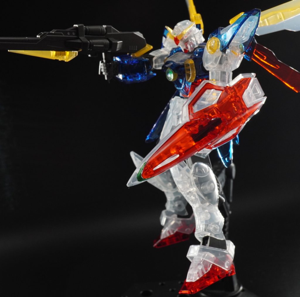 シールドのセンサー部は、マスキングゾルを使用し、EXシルバー→蛍光グリーンで塗装です。透明度を重視して、サーフェサーによる隠蔽はしません。ホイルシールのように、EXシルバーで下地を作りました。