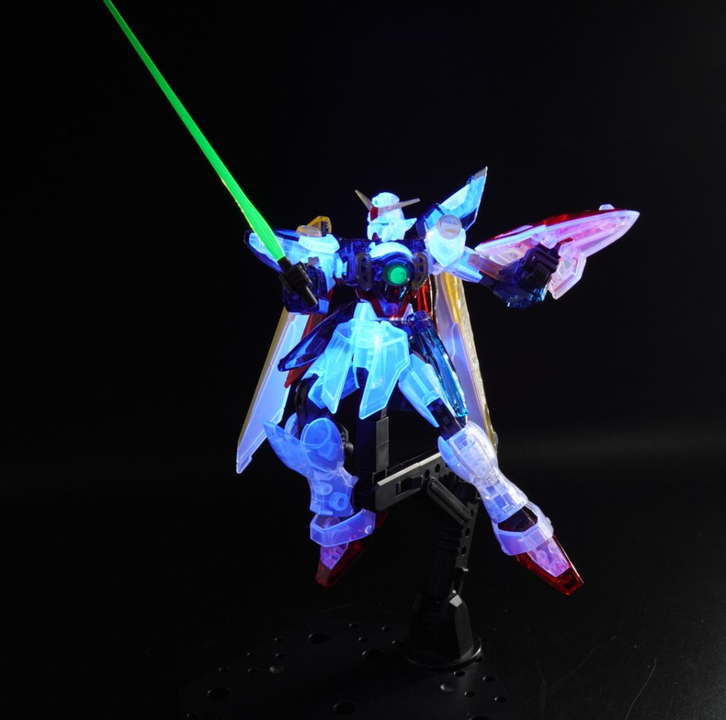 サーベルもブラックライトで発光します。とても綺麗です。