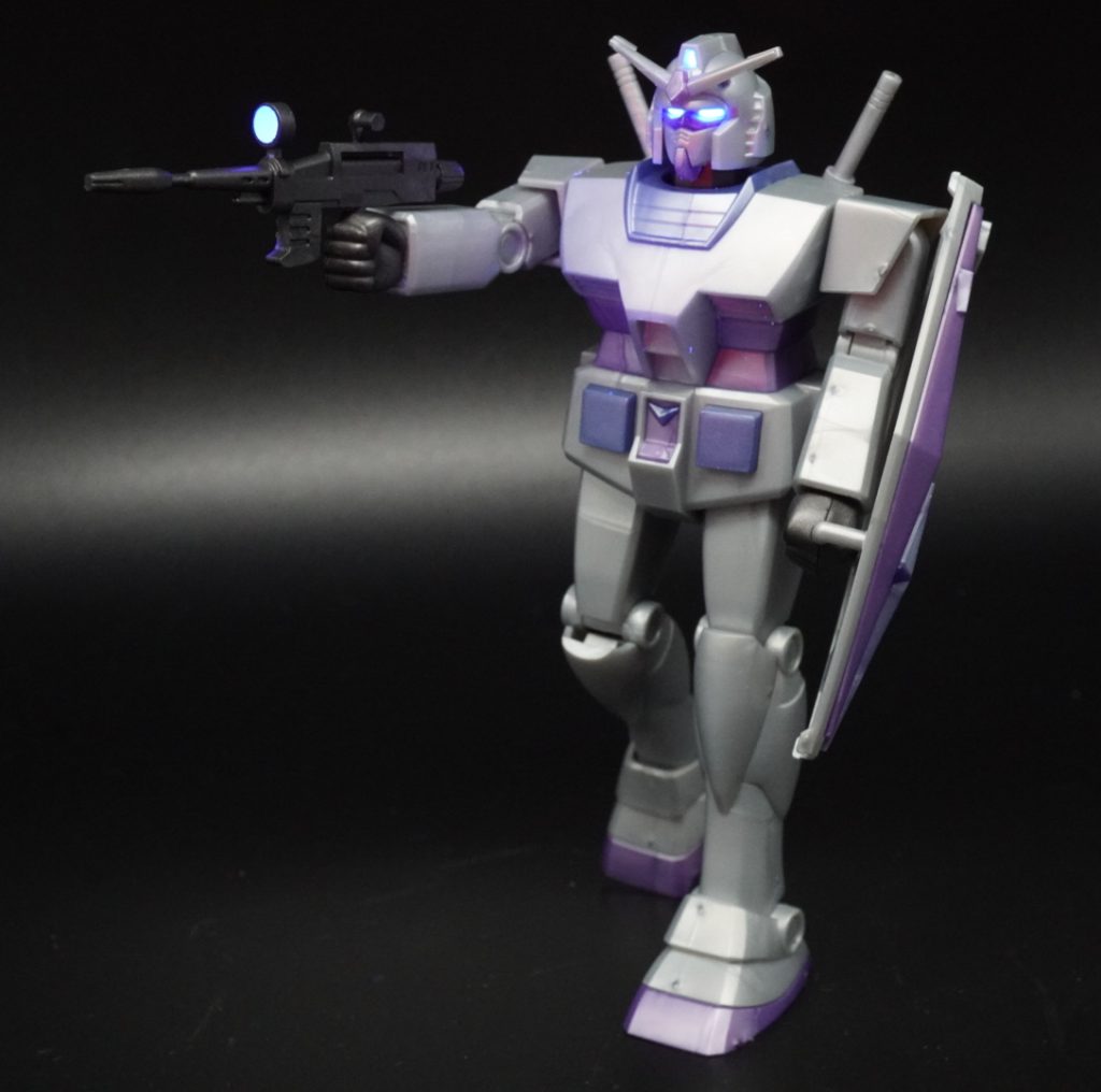 ツインアイとセンサー部は、蛍光クリアーを塗装です。ブラックライトで発光します。