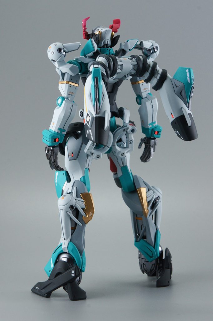 バックパックは合わせ目だらけで、特に接続パーツの合わせ目消しはツラかったです…。角度をつけてみると、「マフラー」のように見えますね！