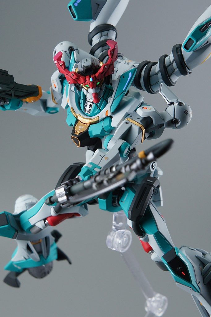 ツノはマチュの髪と同じ様に、パープル寄りの赤とピンクでグラデーション塗装しています。ボルトなどの極小ディテールは、ガンダムマーカーメッキシルバーを爪楊枝でちょい塗り。