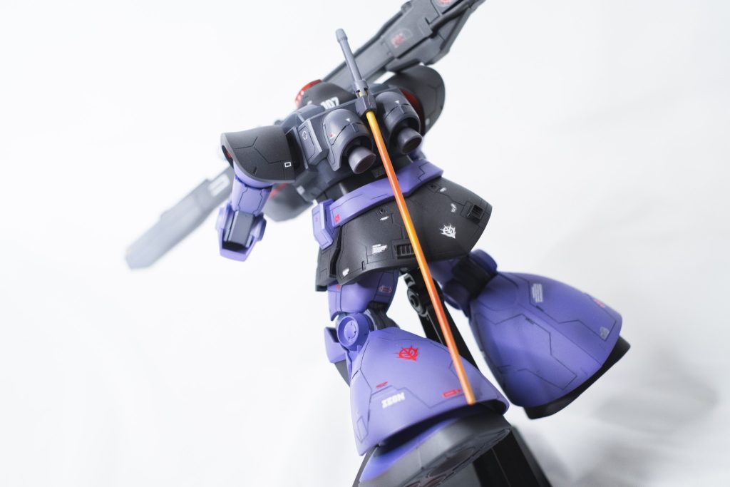 ネットの作品を参考し,スジボリラインの近くに水転写式デカールを貼った。