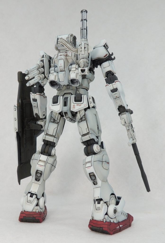 両ひざ関節の◎モールドは円形マスキングシールで塗分けました。付属シールのほか、各種デカールを貼り付けています。