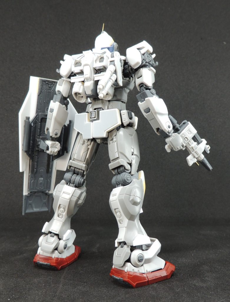 ■武装ビーム・スプレーガン、ビーム・サーベル×2、頭部バルカン砲2門、専用シールドを装備。