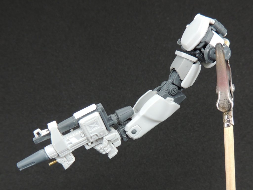 ■両腕部好みで、前回製作したガンダムEXと同じ加工を行い、腕を短縮化しました。ボールジョイントの付き位置を下げたり、二の腕の上部を削り込んだりしています。肩アーマー及びフックは、ガンダムEXのものをベースに若干の小型化と形状変更を行いました。■ビーム・スプレーガンガンダムEXのビーム・ライフルを切り貼りして形作りました。