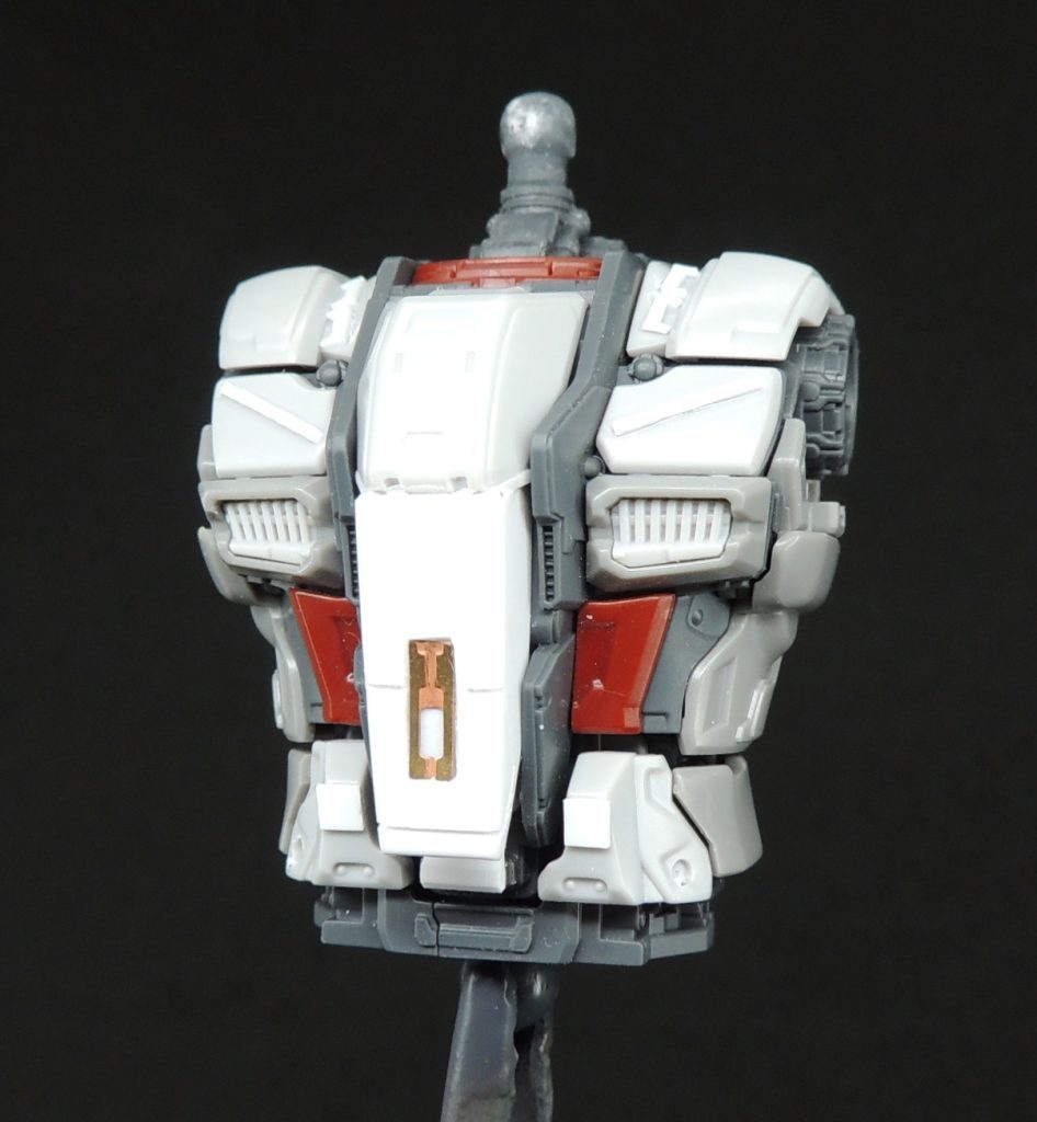 ■上半身コクピットハッチは、ユニコーンガンダムのふくらはぎを使用しています。中央の金色部分はエッチングパーツをはめ込みました。プラ板・プラ材で独自に解釈したディティールを追加しています。
