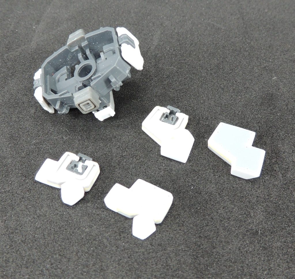 ■腰部アーマー腰部前後のアーマーにプラ板を被せるかたちで形状を変更しました。横のアーマーは無加工です。前後のアーマーと本体との接続部品をギリギリまで削り込んで使用しているため、腰部アーマーの全てが可動するようになっています。