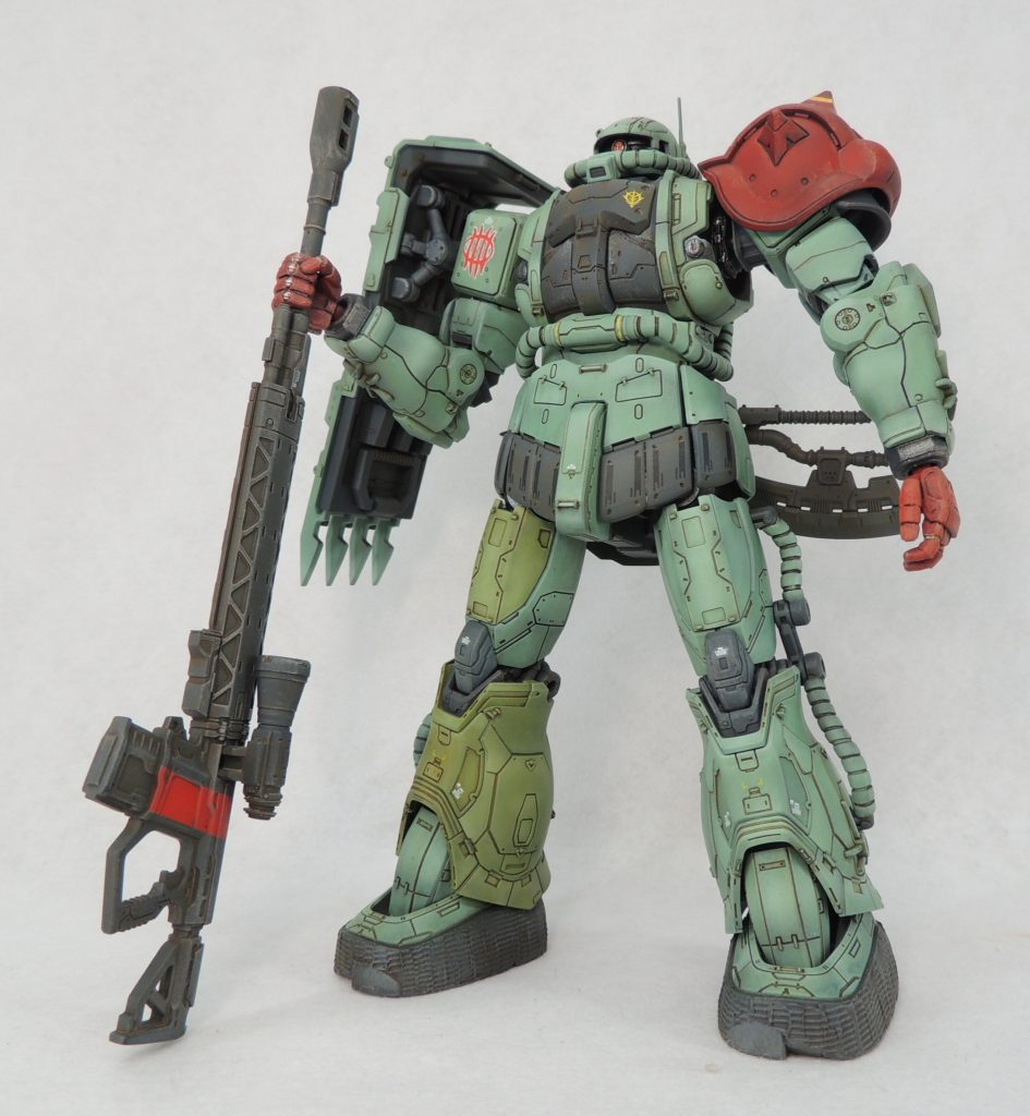 ■カラーリング(1)HG1/144無識別型ザクⅡルショーン機を製作した時に調色したラッカー系塗料を使用しました。少し青味がかったグリーン(よもぎ色60%、ダークグリーン35%、インディブルー5%)と黄色がかったカーキ(よもぎ色50%、ミドルストーン45%、マホガニー5%)を基調とし、カラーモジュレーション塗装を施しています。好みで、右足の外装の一部を他のザクから流用したような雰囲気にしました。