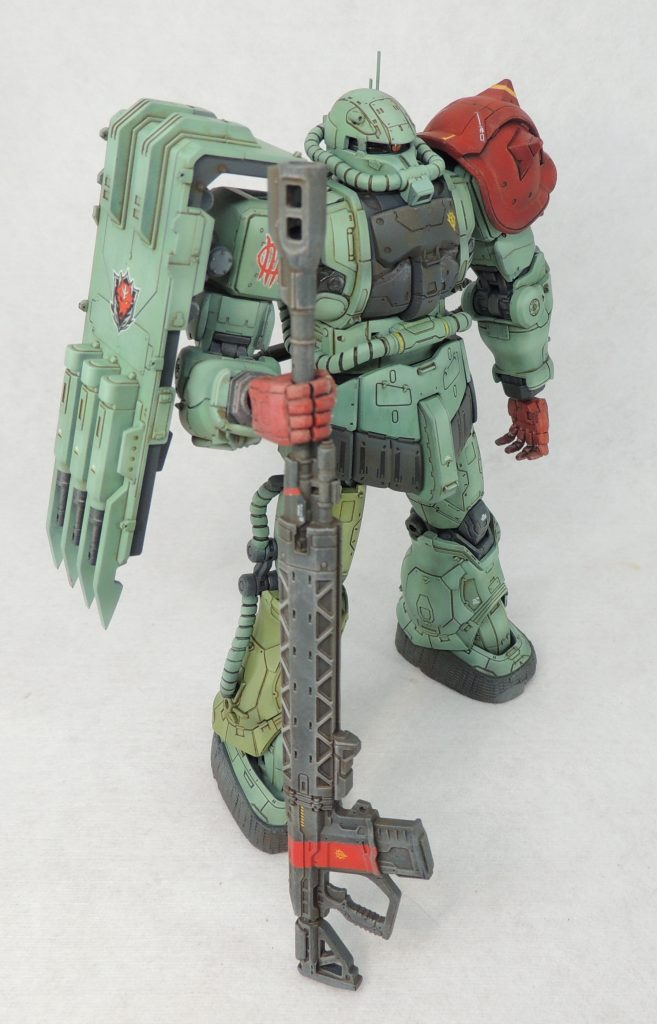 ■カラーリング(2)レッドウルフ隊の他の機体同様、スパイクアーマーは赤系(手元にあるパンツァーレッド(2))で塗装しました。両手とロングレンジライフルの一部も同色としています。