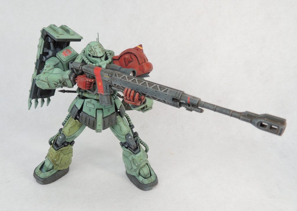 ■マーキング元々、ハイディティールなキットなので、マーキングはキット付属のデカールのみを使用することにしました。好みで、ロングレンジライフルの赤い部分に、キットのデカールで余ったジオン公国章を貼付けています。