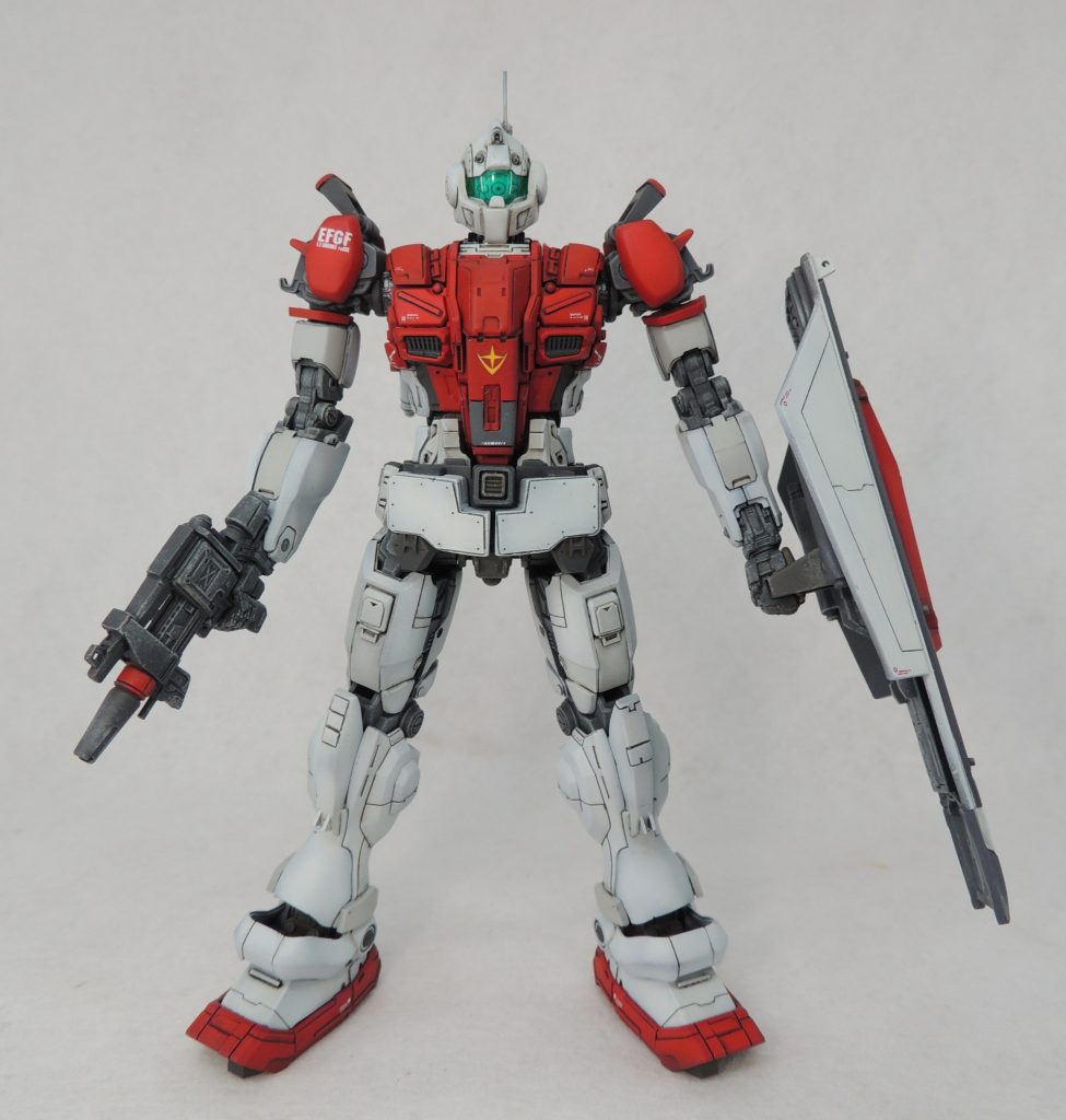 ■カラーリング基本色にラッカー系塗料を用い、エアブラシで吹き付けました。ニュートラルグレーⅠ及びⅡを基調とし、レッドの部分にはパンツァーレッド(2)を使用。濃いグレーはメカサフ・スーパーヘヴィのままとしています。乾燥後、パーツごとにエナメル系塗料のダークブラウンやディープブラウンでスミ入れとウォッシングを行い、部分的にドライブラシで立体感を強調しました。