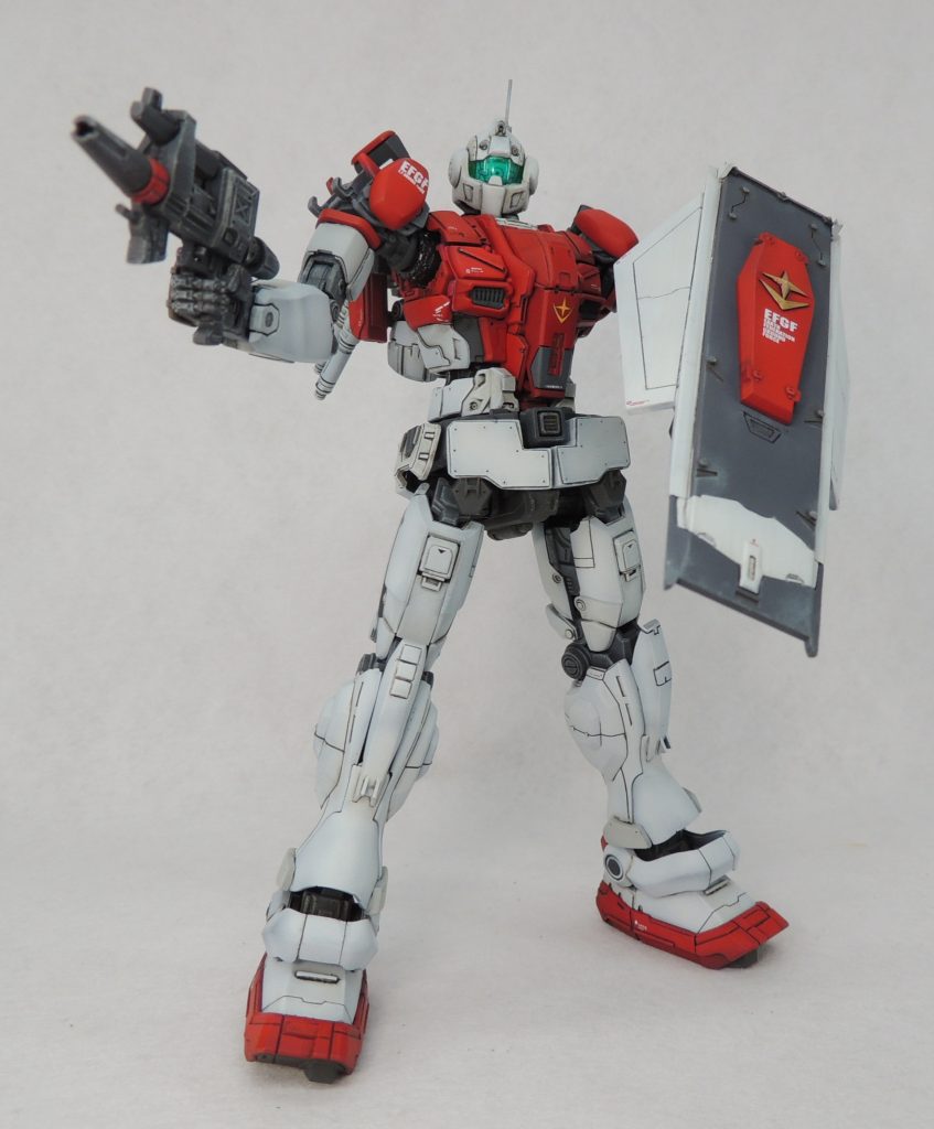 ビーム・スプレーガンとシールドを構えた状態。