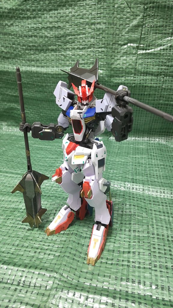 このメイスで撃墜したMAとプルーマの数は知れずでしょう。プルーマは薙ぎ払われ、MAは足や胴、頭部を叩きまくられた。そして原型は留めなかった。