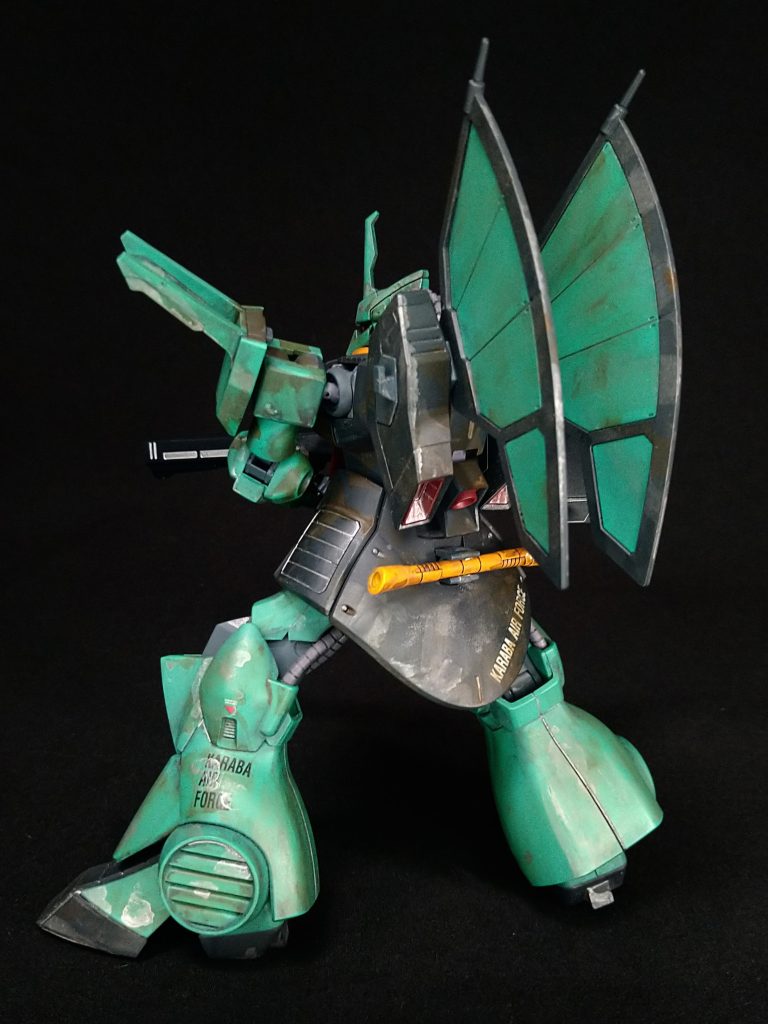 後ろから。グレー、茶、シルバーで汚してます。