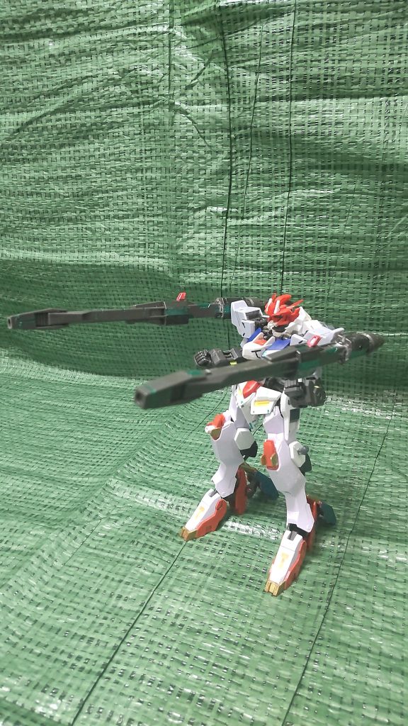 そして距離を取ってると思ったら、2門のダインスレイヴを撃ち込んでくる。その上、フラウロス(流星号)のように可変せずとも脚部のガントレット?だけで衝撃に耐えて、バカスカ打ってくる。