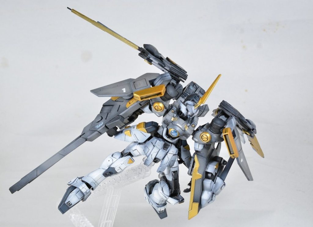 浮遊感のあるポーズで。当初はバードモードへの変形も検討していたのですが、時間が足りずそこまで手が回りませんでした。残念…orz