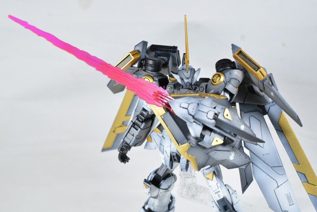 【クラッシュシールド改】メリクリウスが装備していたクラッシュシールドと同じように、ビームソード発生装置のついた盾を作成しました。ほぼプラ板でスクラッチしています。