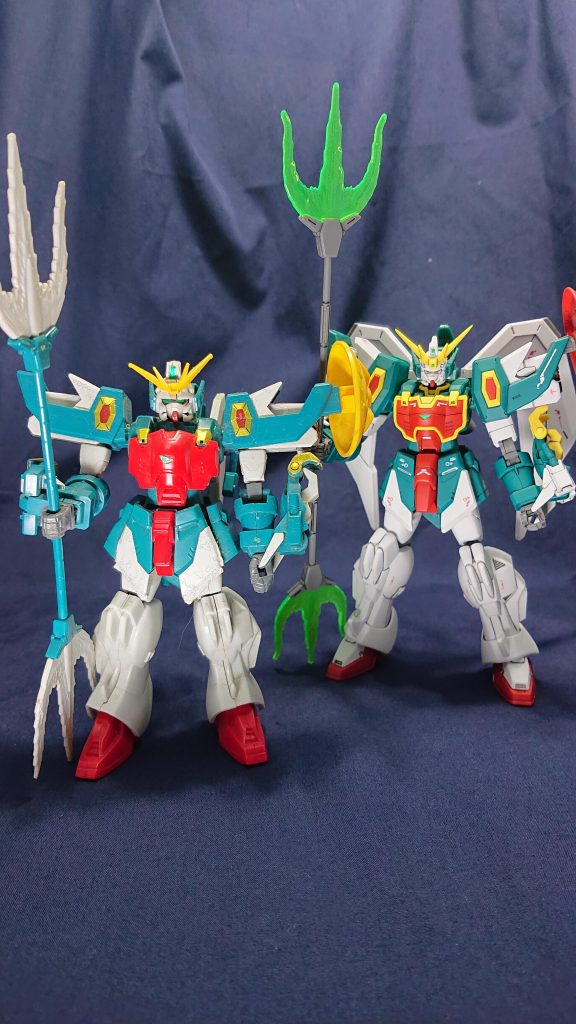 子供のころ買ってもらった旧キットとだいぶメリハリがついてますね。接続もゆるゆるでポージングはもうできませんが、大事にしていたので並べられて感無量です。