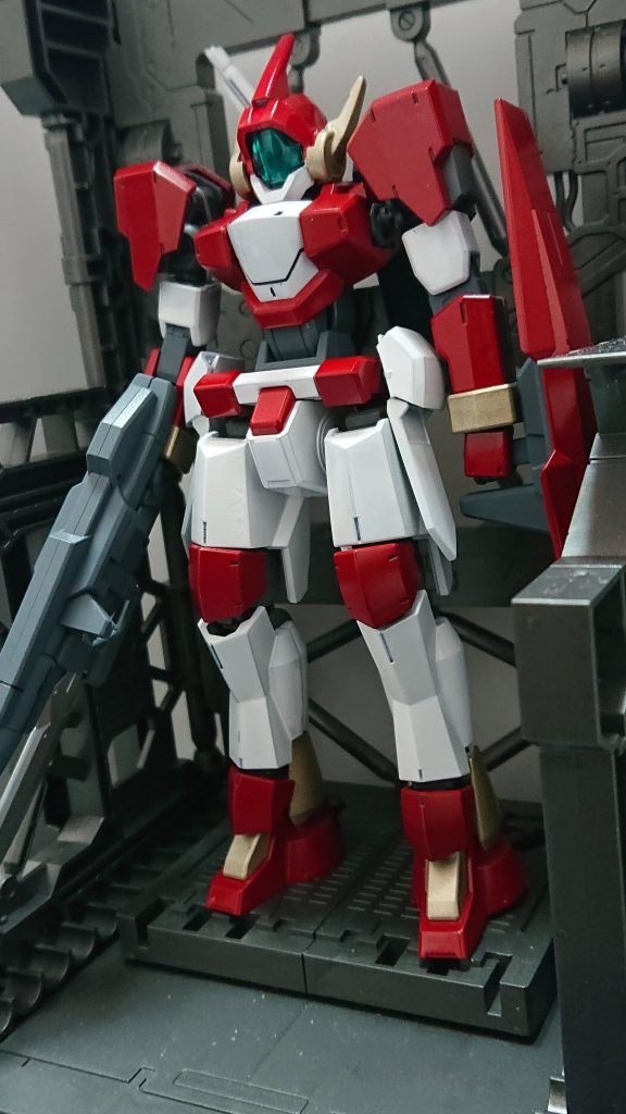 全体図はこんな感じで、カラーリングは、赤白のツートーン+ワンポイントの金色。関節の改造は自身無かったので同じ規格に揃えて作成。エース機のイメージを強める為に、頭パーツの側面にGエグゼスのアンテナパーツを追加して通信機能を強化した雰囲気を目指しました。