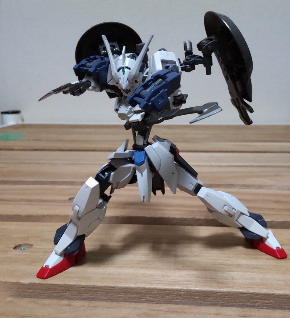 適当に鉄血オプションセットのナイフを持たせてますちなみに脚部はほぼジュピターヴですが、足首だけEGストライクにしています。ボールジョイントの大きさが違ったのでポリキャップを刻んで穴埋めしてます。また、胴体のガンダムフレームは以前にSNSで見かけた延長工作を参考にさせていただいております。